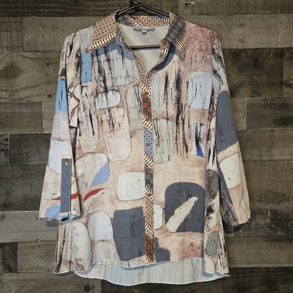 variations Tops - Abstract Patterned Button-Up Shirt